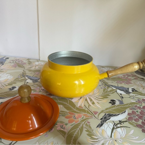 Vintage Enamelware Pot With Lid and Wood Handle - Picture 2 of 6